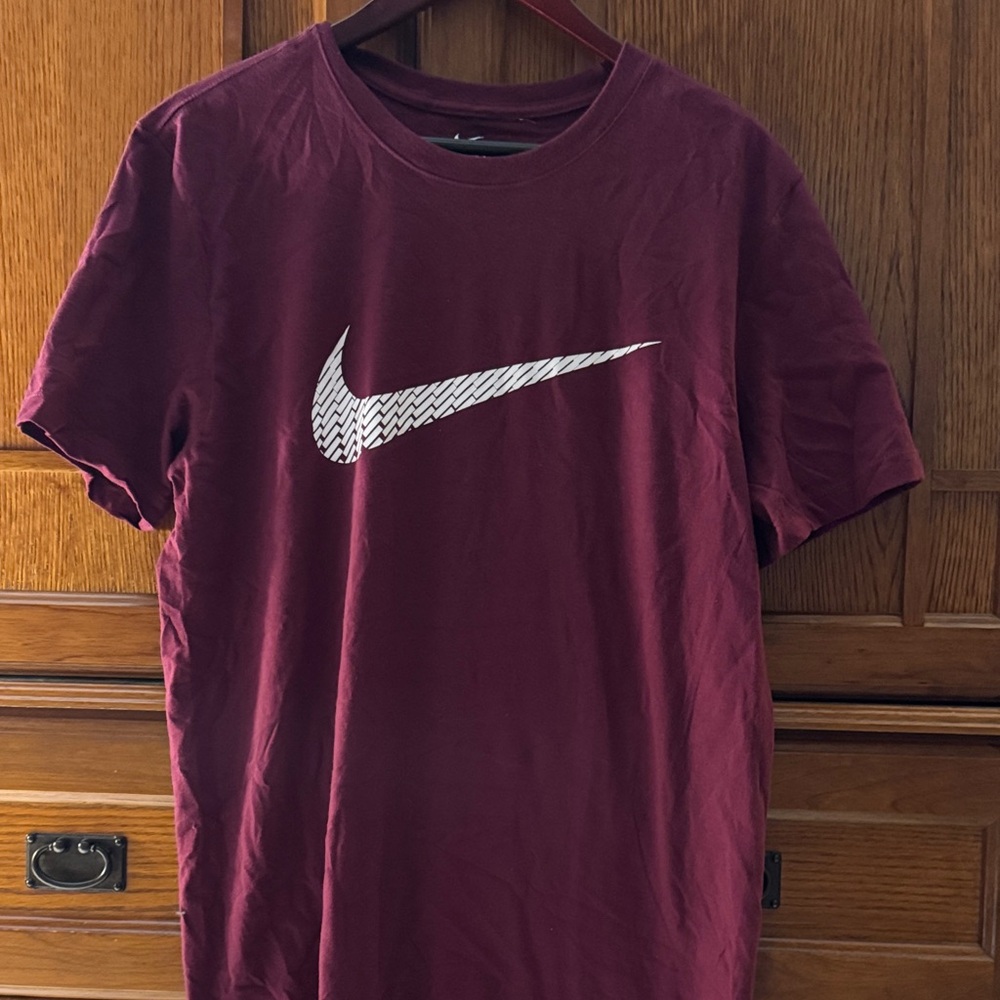 NWOT Nike Swoosh Team Maroon Legend Classic Tee Crewneck GameDay Casual 20290394
